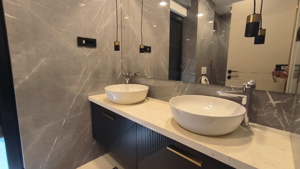 Bagno di lusso con due lavabi e piastrelle in marmo