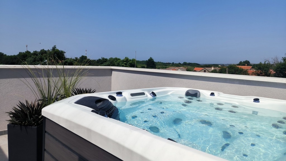 Vasca idromassaggio sulla terrazza sul tetto dell'immobile H2641 in Croazia.