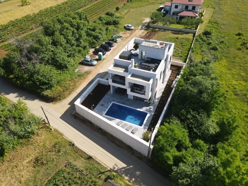 Villa moderna con piscina e terrazza sul tetto vista dall'alto