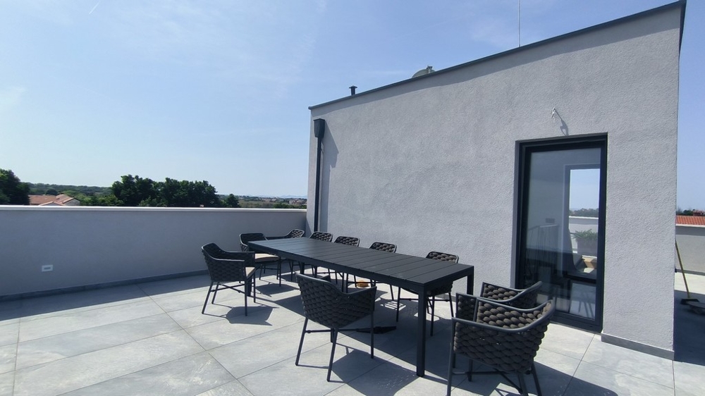 Terrazza sul tetto con grande tavolo da pranzo e vista