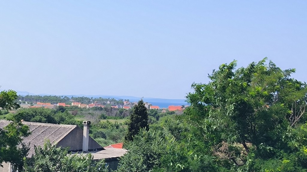 Vista dalla terrazza sul tetto sul mare e sul paesaggio