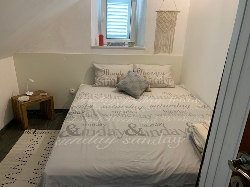 Camera da letto con finestra e arredamento