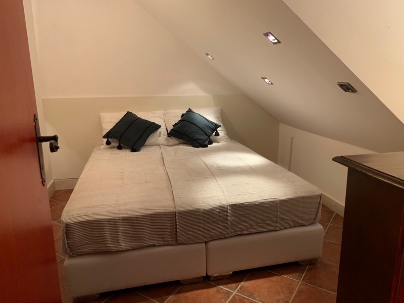 Camere da letto con letto matrimoniale e illuminazione