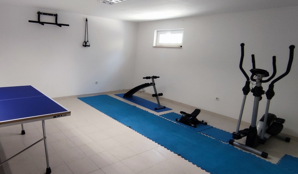 Sala fitness con tavolo da ping pong