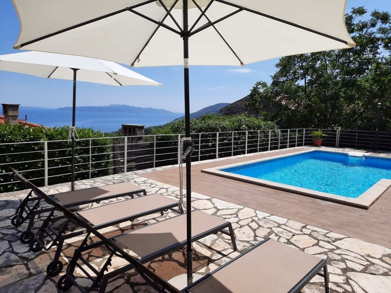 Elegante terrazza con piscina e zona relax