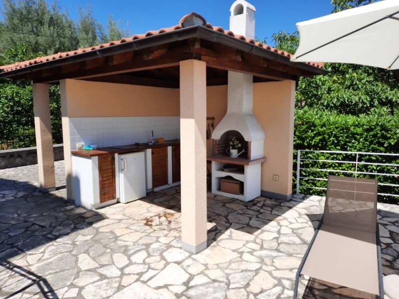 Cucina estiva nel cortile con griglia in pietra - villa in Istria
