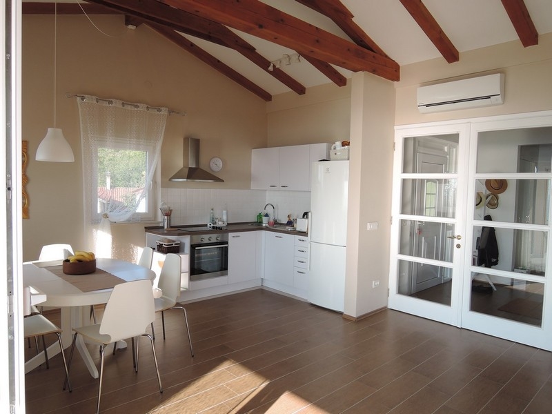 Cucina luminosa e aperta con zona pranzo e ampia zona giorno