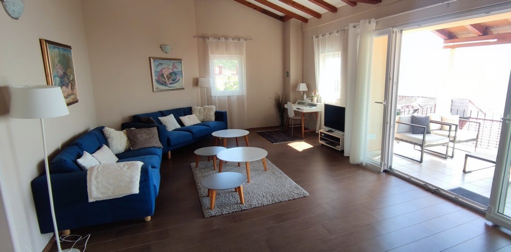 Ampio soggiorno con accesso alla terrazza con vista mare - H2644
