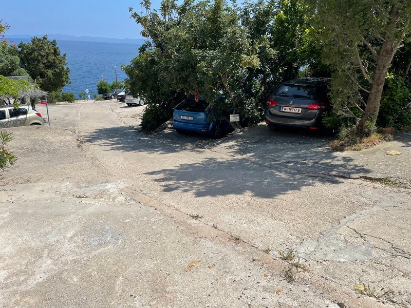 Posto auto all'ingresso del paese. Immobile H2653 in Croazia.