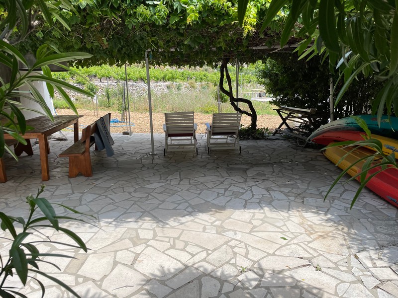 Terrazza della casa H2653, situata in un piccolo paese croato sul mare.