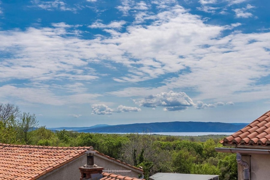 Cielo nuvoloso sopra i tetti di tegole e la baia