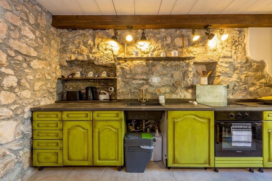 Cucina mediterranea in stile rustico di campagna - Panorama Scouting H2661 in Croazia.