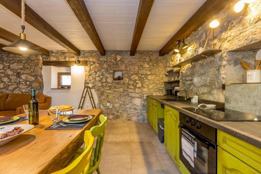 Cucina e zona pranzo al piano terra.