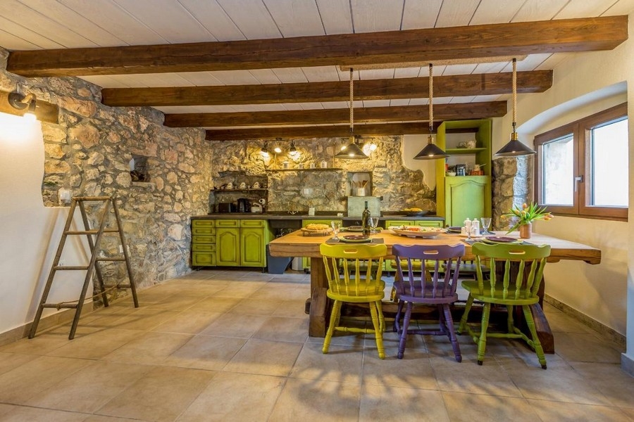 Piano terra mediterraneo con elementi rustici della casa originaria.