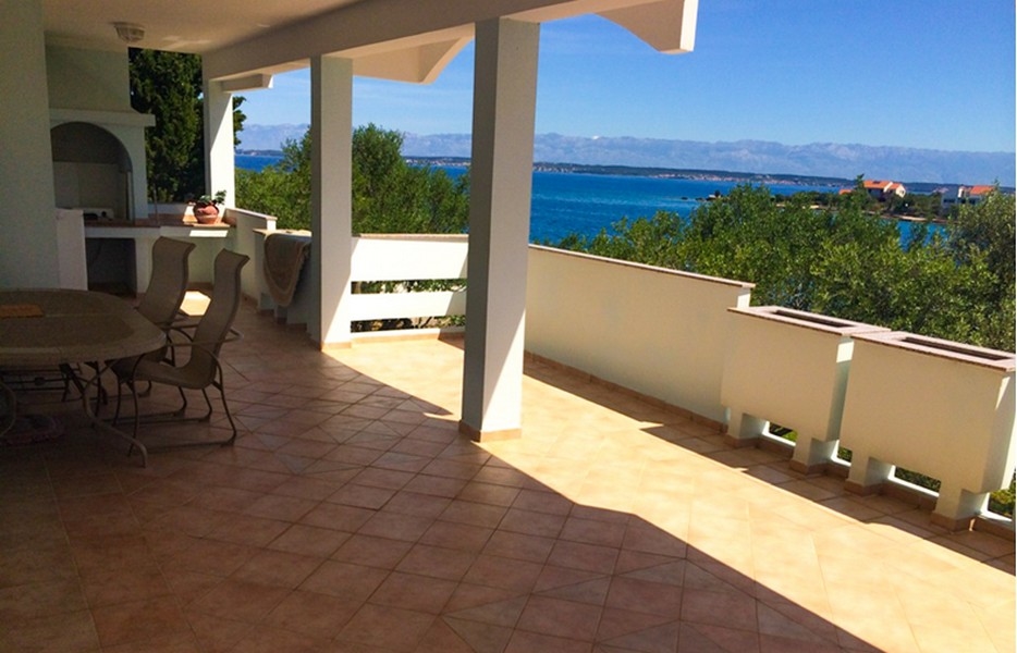 Terrazza con vista sulla costa e sui monti del Velebit sul lato della terraferma.
