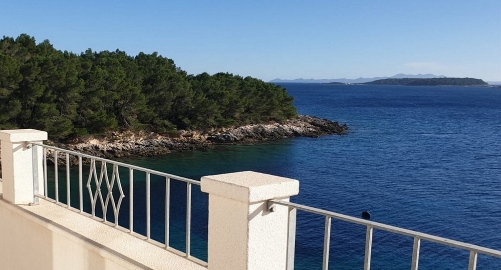 Villa a Korcula con vista dalla terrazza sulla costa rocciosa e sulle isole