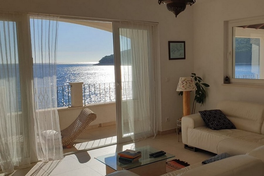 Bel soggiorno con splendida vista sul mare e sui dintorni.