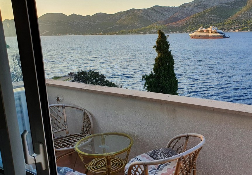 Terrazza con splendida vista mare dell'immobile H2685 sull'isola di Korcula in Croazia.