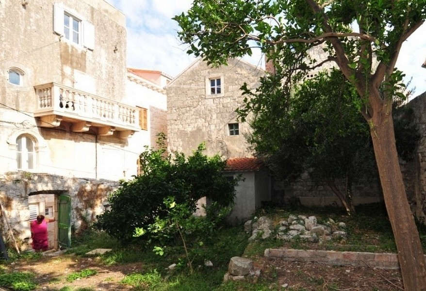 Giardino sul retro dell'immobile H2688 in Croazia sull'isola di Korcula.