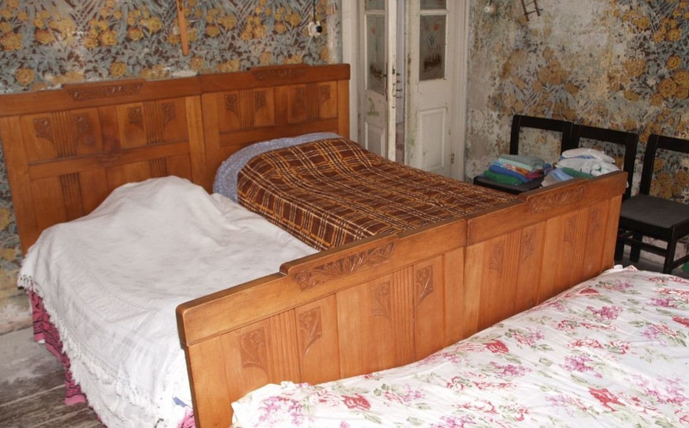 La camera da letto della vecchia casa di città in Croazia H2688 a Korcula.