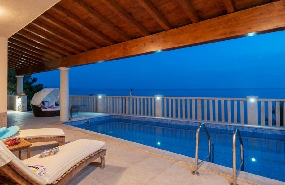 Piscina coperta con soffitto in legno in villa di lusso a Korcula