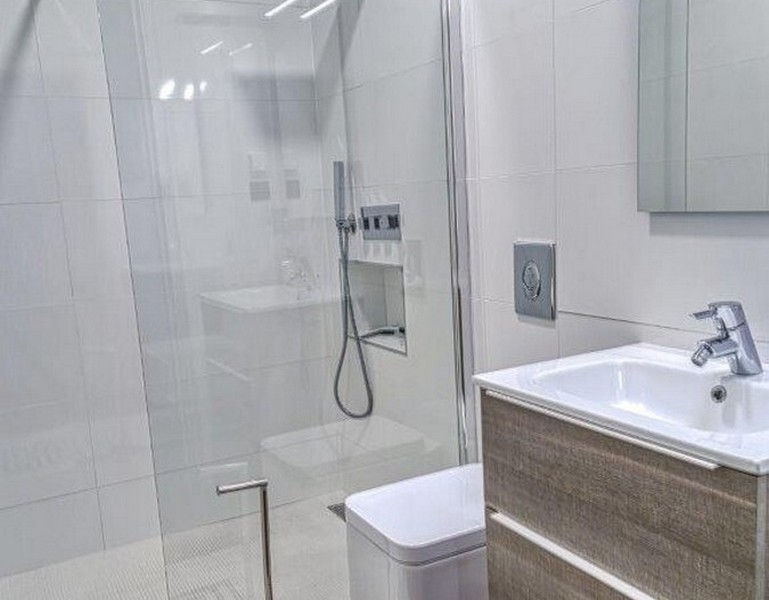 Bagno con doccia.