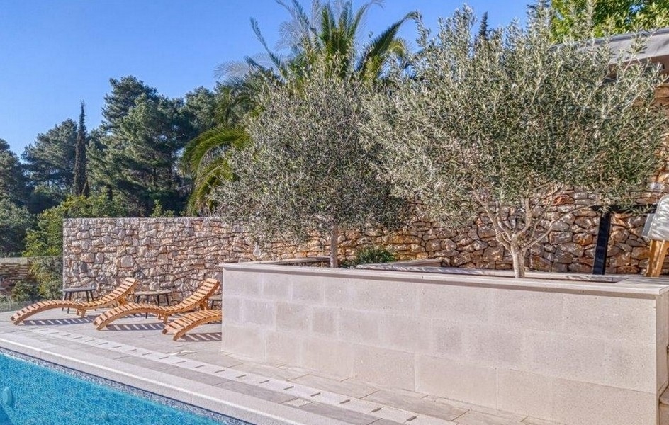 Piscina dell'immobile H2690, situato direttamente sul mare sull'isola di Korcula.
