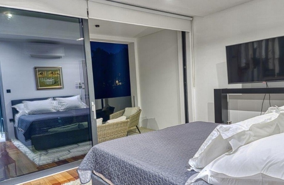 La moderna camera da letto all'atmosfera della sera.