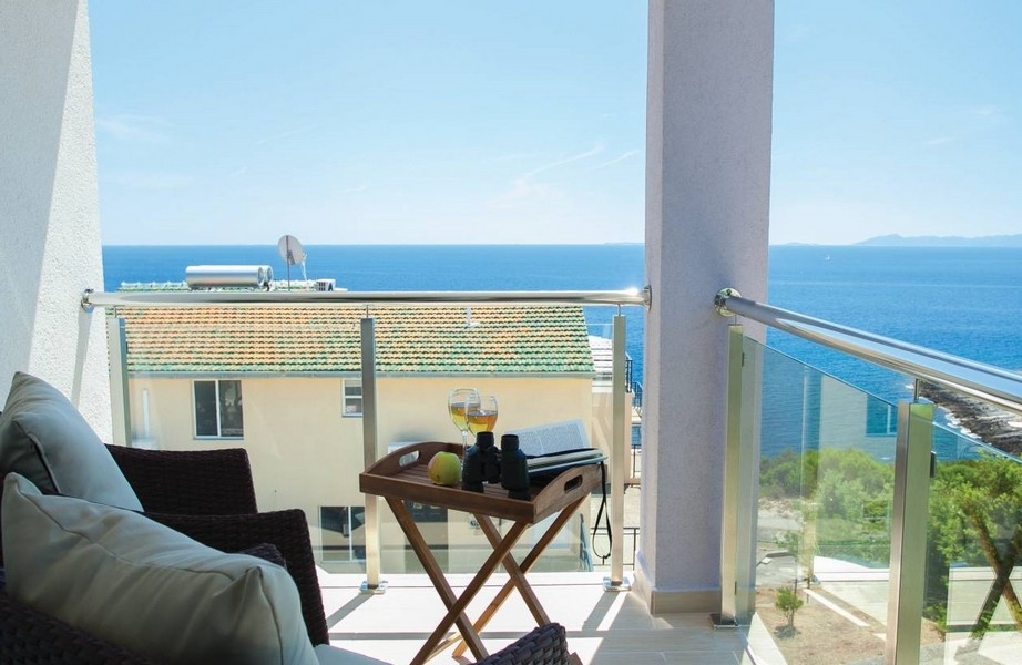 Balcone con vassoio sul tavolo pieghevole e vista sul mare