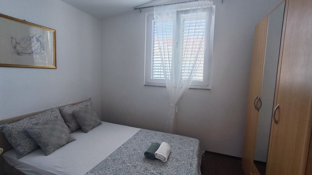 Camera da letto con letto matrimoniale.