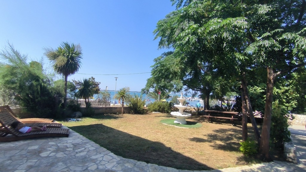 Vista sul giardino e sulla spiaggia.