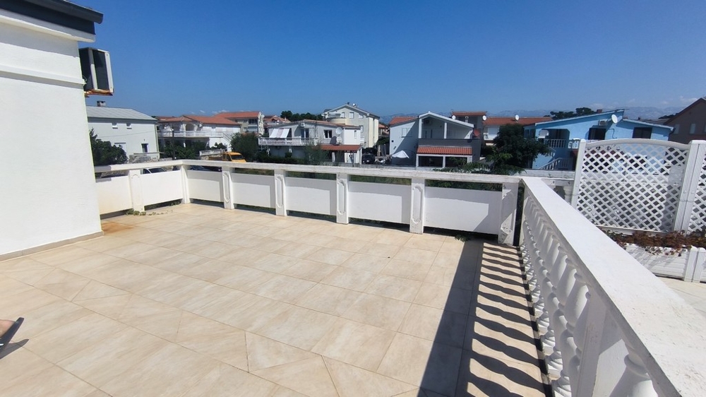 Grande terrazza al piano superiore.