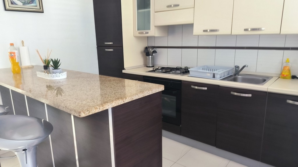 Cucina con arredamento moderno.