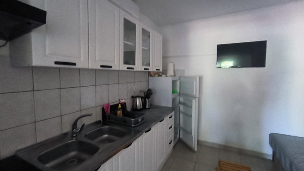 Cucina in stile rustico di campagna in bianco.