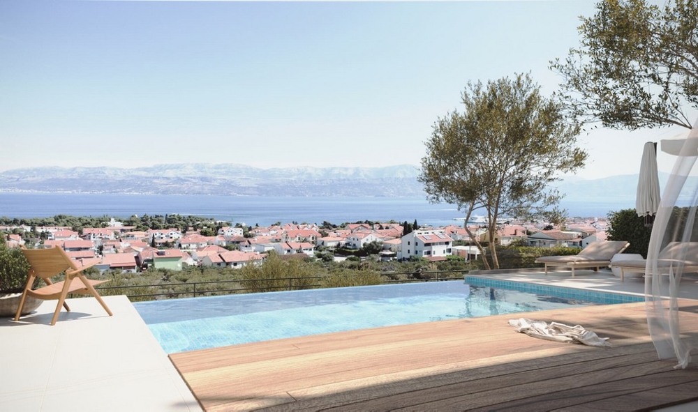 Visualizzazione della piscina a sfioro con vista sul paese