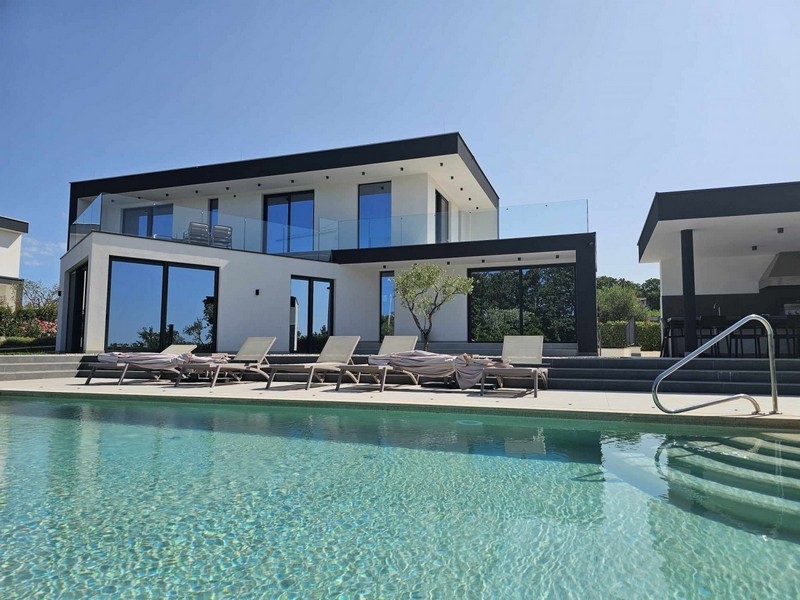 Villa vicino a Porec con piscina e lettini sulla terrazza