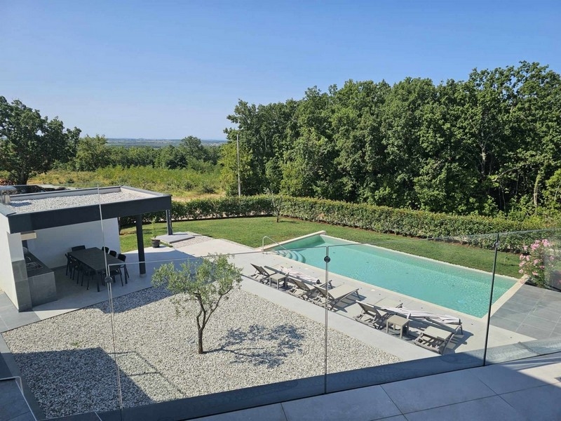Vista sulla piscina dell'immobile H2720 in Istria, Croazia - Panorama Scouting agenzia immobiliare.
