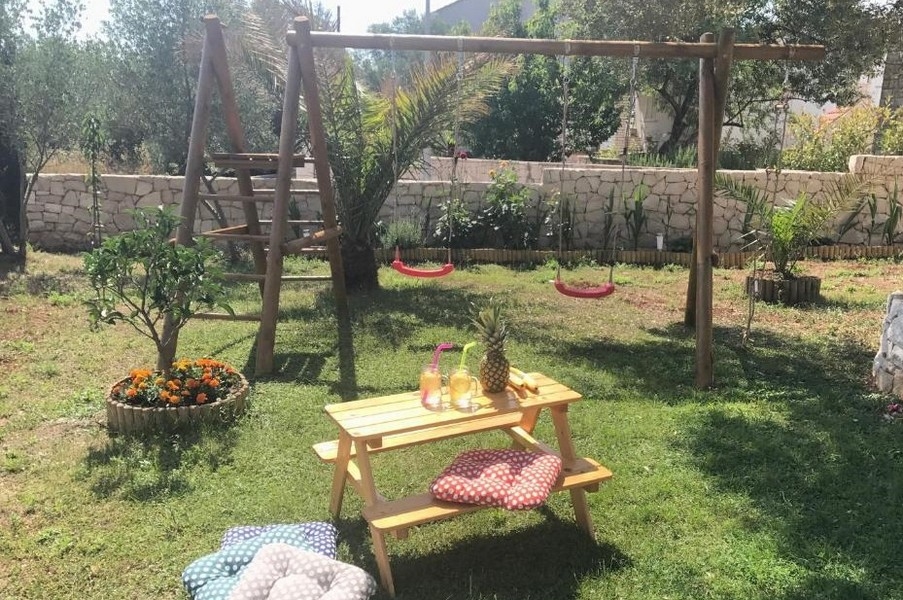 Giardino con altalena.