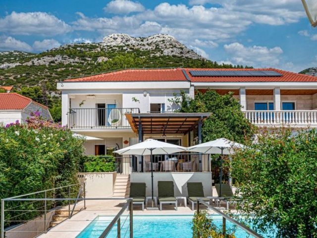Casa bifamiliare con piscina direttamente sul mare