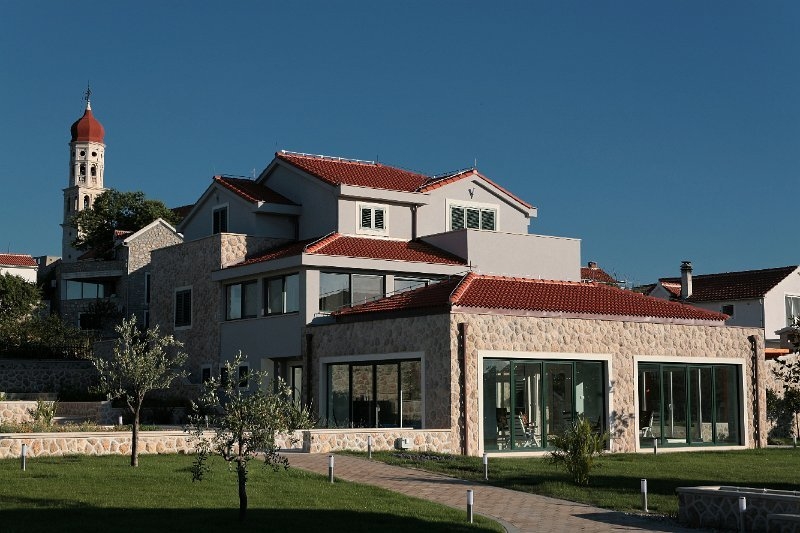 La proprietà di lusso in vendita sull'isola di Murter ha un terreno di ca. 2.900 m²