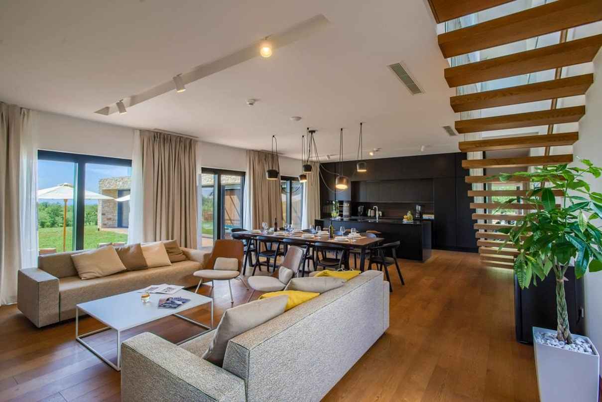 Zona giorno moderna della villa H2731 vicino a Porec in Istria.