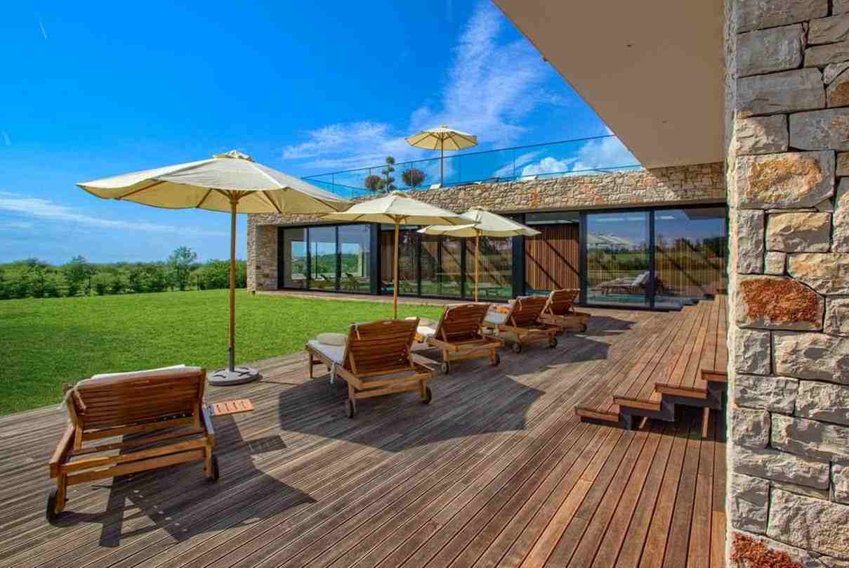 Solarium della villa in vendita vicino a Porec in Croazia.