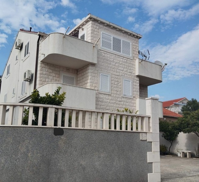 5 appartamenti ciascuno con balcone/terrazza con vista mare