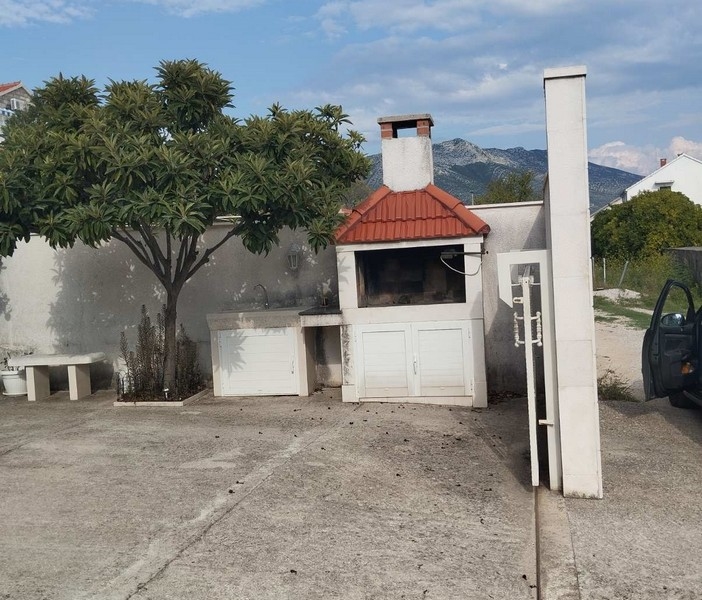Ampio cortile con griglia e 4 posti auto