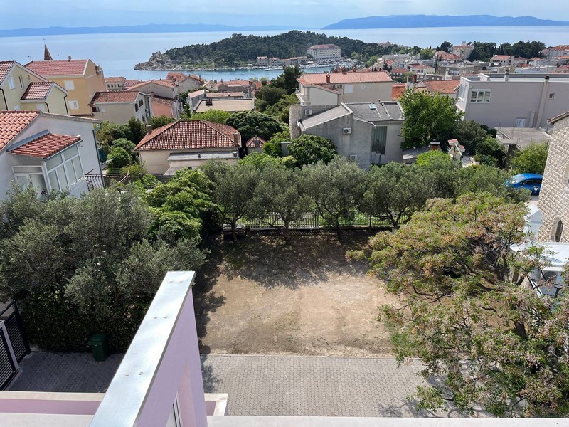 Vista sulle chiome degli alberi e sui tetti fino alla penisola e al mare