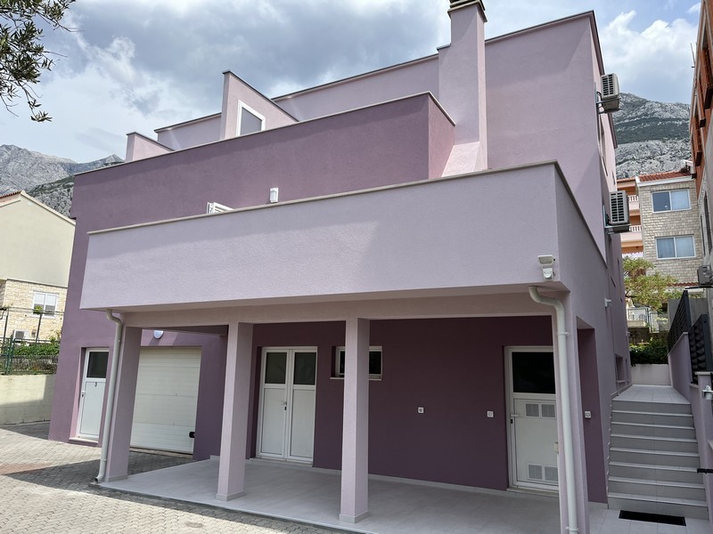 Casa con appartamenti e facciata lilla a Makarska, Croazia, in vendita.