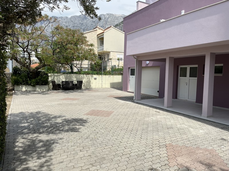 6 posti auto e un garage.