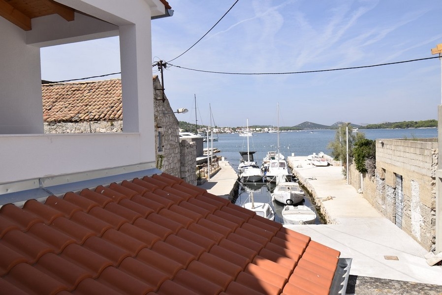 Vista sui tetti di tegole sul piccolo porto per barche