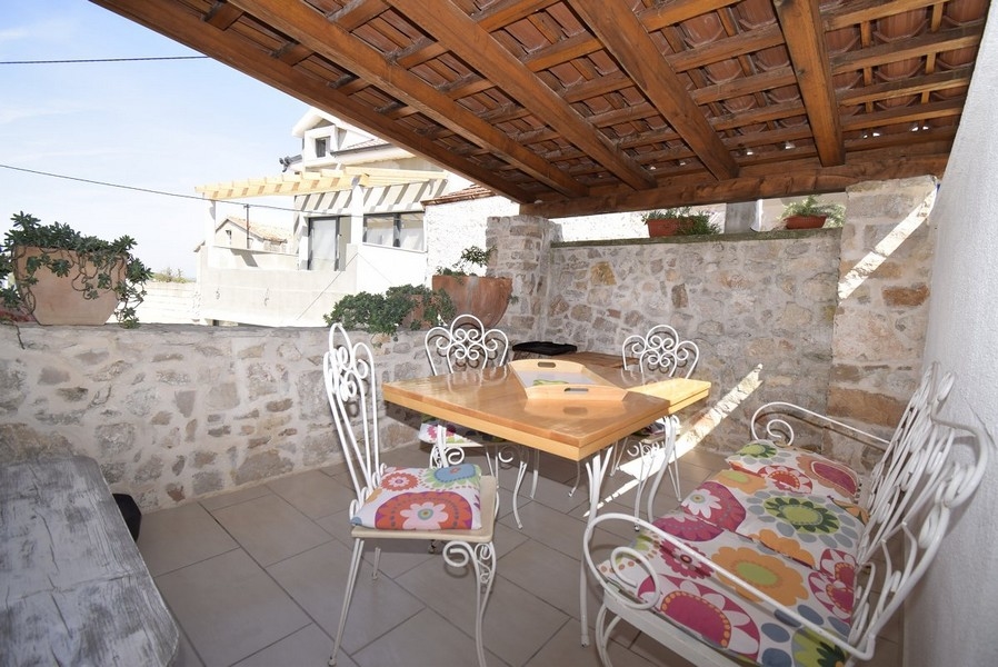 Terrazza mediterranea nella casa in pietra.