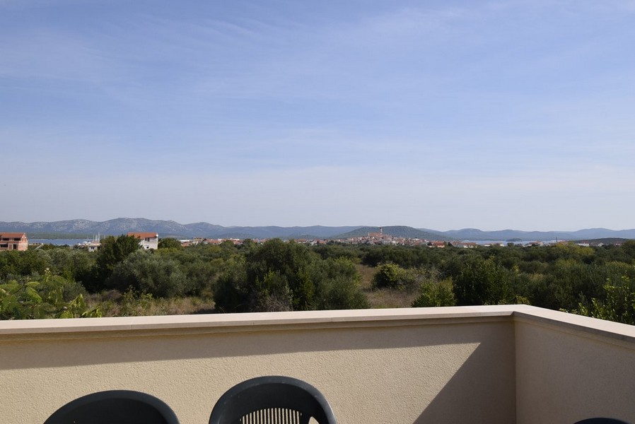 Vista dalla terrazza sul tetto sugli uliveti fino al paese sull'acqua
